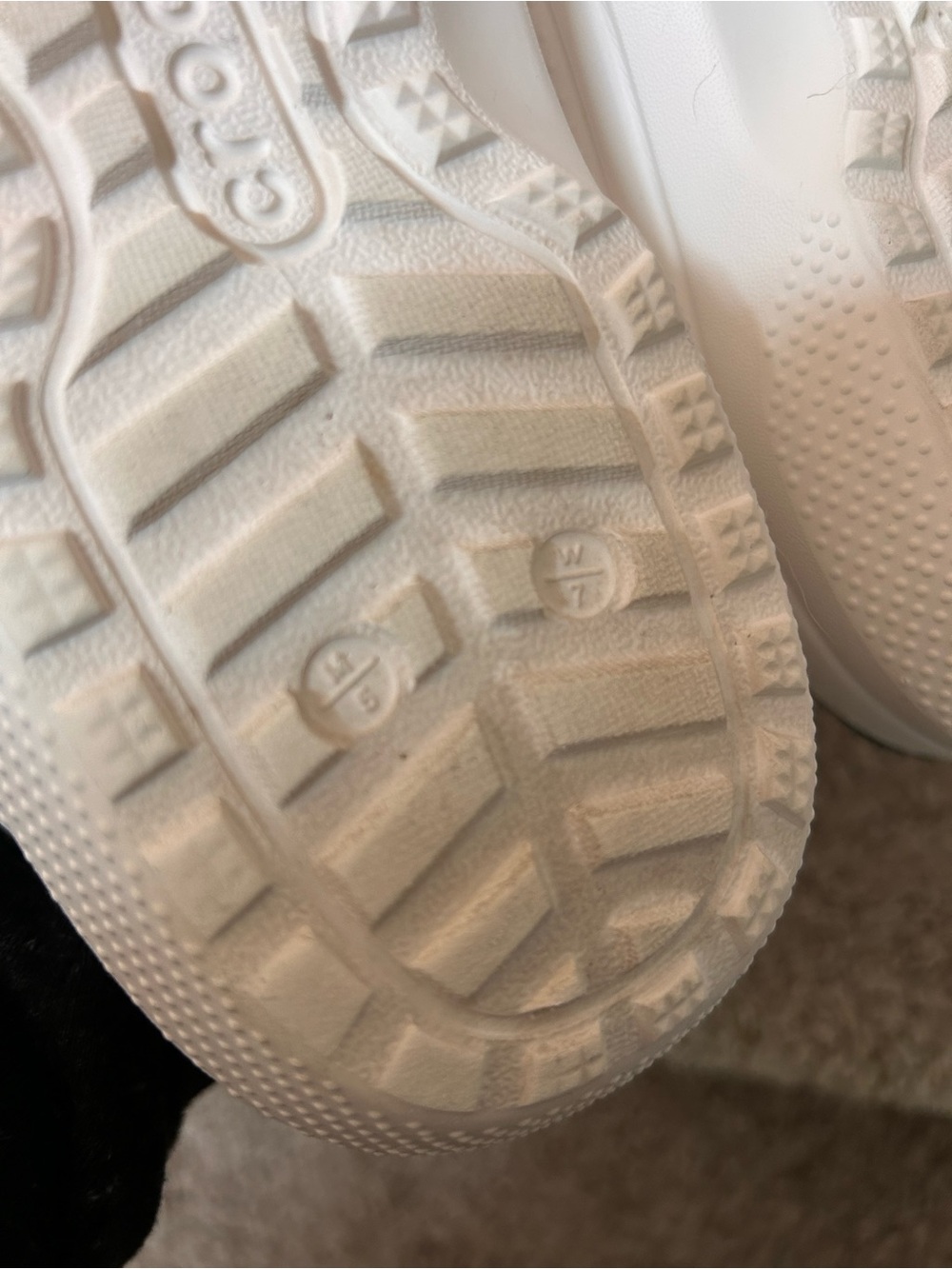 CROCS Classic Fleece Lined Clogs. White and Grey. W7. M5. EUC. Comfort. Lounge - Picture 6 of 6